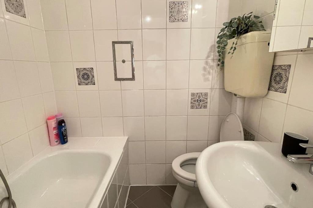 Mariahilfer Street Apartment Вена Экстерьер фото
