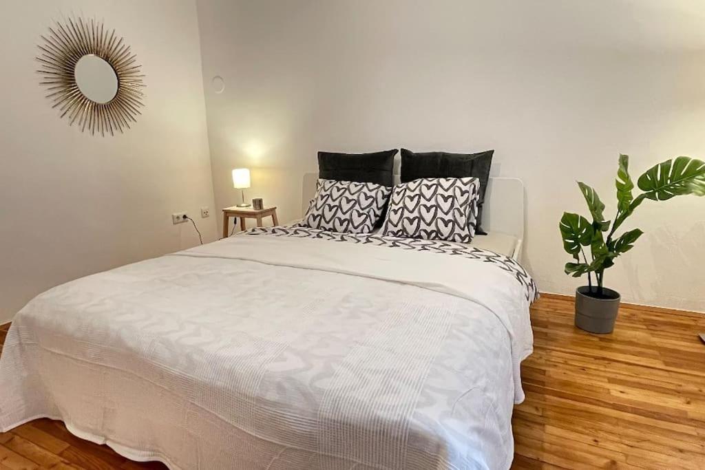Mariahilfer Street Apartment Вена Экстерьер фото