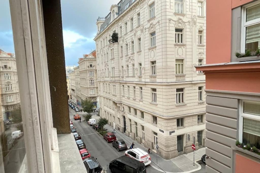 Mariahilfer Street Apartment Вена Экстерьер фото